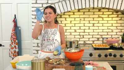 - I wake up and look in the mirror, - Selena + Chef