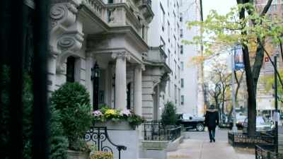 I walk in, and the whole place
is stunning, - Who is Ghislaine Maxwell?