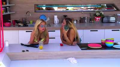 I wanna get to know Alex,
but it's difficult. - Love Island