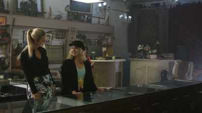 - I wanna make a strong impression.
- A good impression, I hope. - Professionals