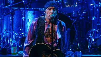 ♪ I wanna protect you ♪ - Stevie Van Zandt: Disciple