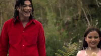 - I wanna see my room.
- Me too. Can we go inside? - Michael Jackson: Searching for Neverland