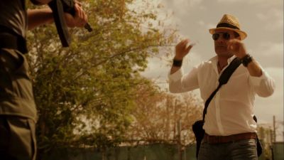 - I WANNA SEE, UH,
VLADIMIR DUBOFF. - Burn Notice