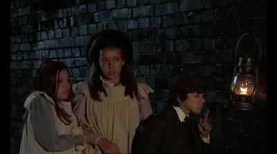 - I want to go back.
- Ssh, don't be silly. What is that? - The Railway Children