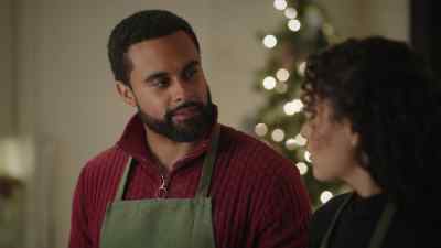 I want to show you a place
that's close to mine. - Unwrapping Christmas: Mia's Prince
