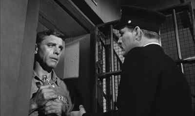 - I want the bottle.
- What for? - Birdman of Alcatraz