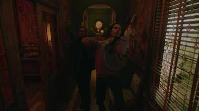 - I wasn't looking.
- I wasn't looking! - Blindspotting