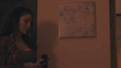 I will pay you.
(phone dings) - Amor Emanuelle