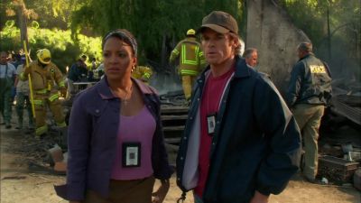 - I woudn't if I were you.
- Is it James ? - Dexter