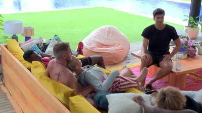 >> I WOULD HAVE FALLEN OFF THE
EDGE BY NOW. - Love Island