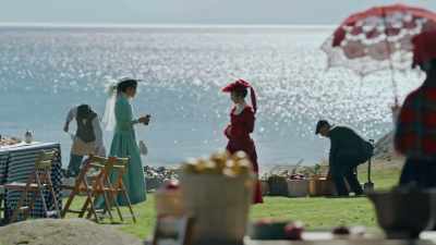 I wouldn't have
expected a clambake - Gilded Newport Mysteries: Murder at the Breakers