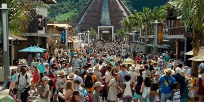 {\i1}Ladies and gentlemen...{\i} - Jurassic World