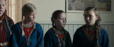 - Ia loc.
-Elle-Marja, dã-þi-o jos. - Sami Blood