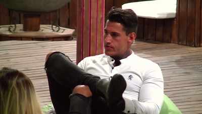 IAIN: Here comes Tom, quick,
everyone act natural. - Love Island
