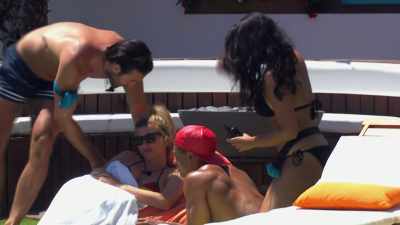 IAIN: Let's look at that
again in slow mo. - Love Island