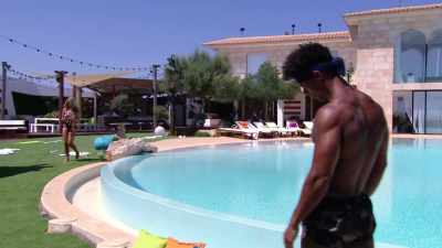IAIN: Rykard's been avoiding
Rachel all day. - Love Island