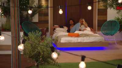IAIN: Things are moving
fast between Dan and Zara, - Love Island