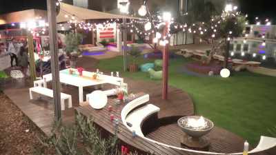 IAIN: While Olivia can't
choose between her peas
and beans, - Love Island