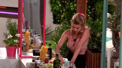 IAIN: While Scott's
date with Kady was
a complete dog's dinner. - Love Island