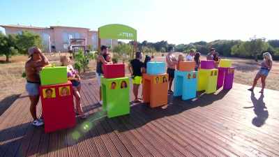 IAIN: With the
sculptures complete, - Love Island
