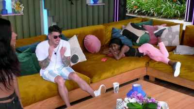 >> I'D ABSOLUTELY LOVE TO TALK
TO YOU. - Love Island