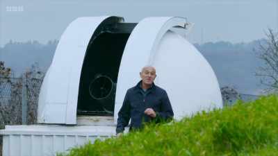 I'd like to give you an example of
how spectroscopy works in practice. - Secrets of Size: Atoms to Supergalaxies