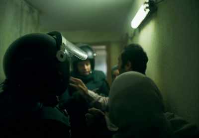 ID. Miss, your head scarf.
I need to see your face. - Siege