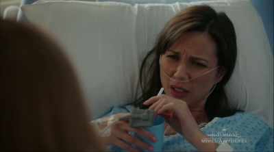 Iemand heeft je proberen te wurgen.
-Wat? - Aurora Teagarden Mysteries: A Game of Cat and Mouse