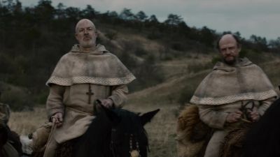 -[Iestyn] Do you know what that is?
-It's a fort. - The Last Kingdom
