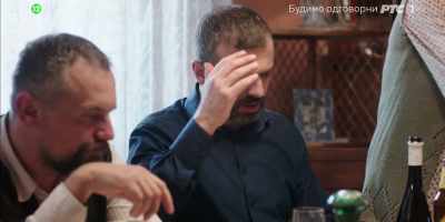 - ¡Está llorando!
- Dámelo a mí. - Ajvar