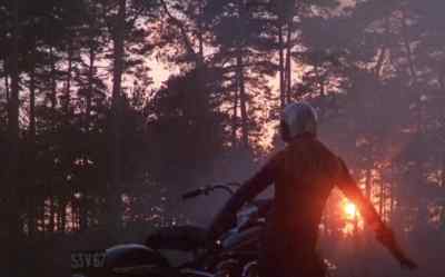 ¡Sal fast! - The Girl on a Motorcycle