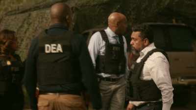If we all go over there,
she's going to get spooked, - The Rookie: Feds