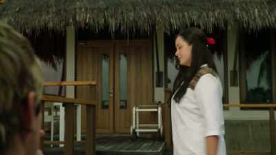 If you can't help her, who can? - Love in the Maldives