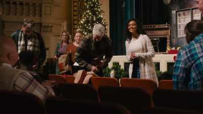If we could all just
gather around, have a seat. - A Show-Stopping Christmas
