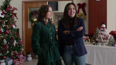 If we could please take
a seat and turn this way. - A Christmas of Wonders