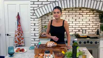 - If you flip it over, there's a spot called the oyster, - Selena + Chef