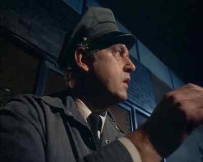 If I can get this grappling hook
up to the door handle,
we might be able to open it. - Land of the Giants