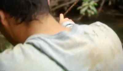 IF I COULD JUST GET THE CAMERA
AND PUT IT INTO THE WATER, - Man vs. Wild