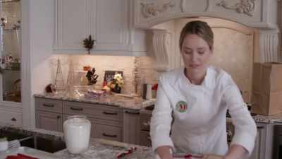 - If I leave now, I might have time.
- I'll get my keys. - Catering Christmas