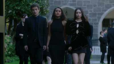 ♪ If I show you
then I know you ♪ - Pretty Little Liars: The Perfectionists