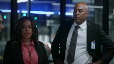 If Laura's right,
he may just have a lead - The Rookie: Feds