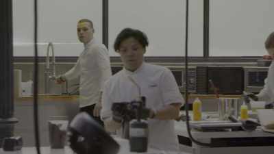 If you manipulate the glass,
don't use wet hands, huh? - School of Chocolate