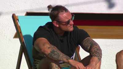 If she pushes back tonight,
I'm just going to go like, - Love Island