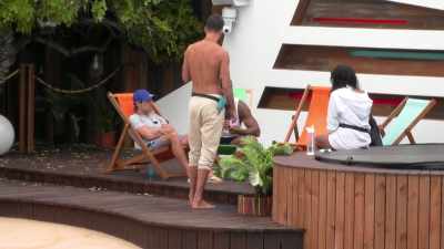 If she's trying to get things
right with you, - Love Island