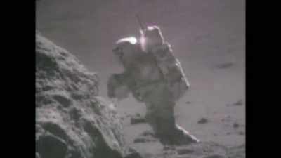 If we straighten the frame,
to see the astronaut vertically. - American Moon