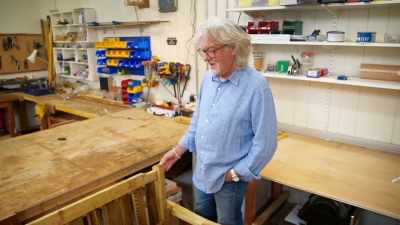 If we take out
the top screws of backrest - James May and the Dull Men