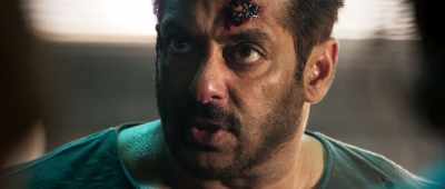If you touch her again,
I'll bury you alive right here. - Tiger Zinda Hai