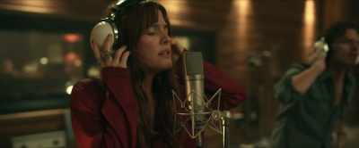 ♪ If you're gonna let me down,
let me down easy ♪ - Daisy Jones & the Six