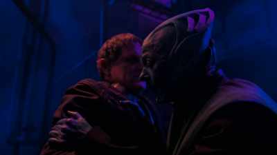 -[Ihred grunting]
-There you go. - Vagrant Queen