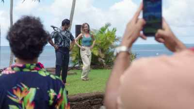 - [Ikaika] Next is the hips.
- [camera shutter clicks] - Romance in Hawaii